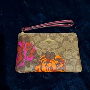 ⭐️NWOT Coach wristlet